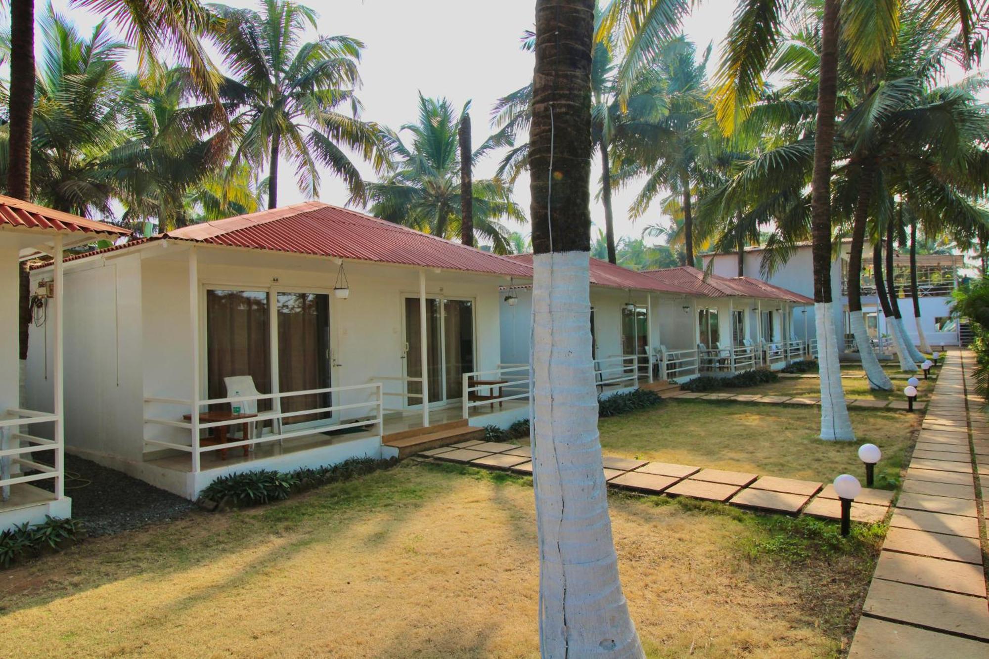 Arabian Sea Beach Resort Morjim Ngoại thất bức ảnh