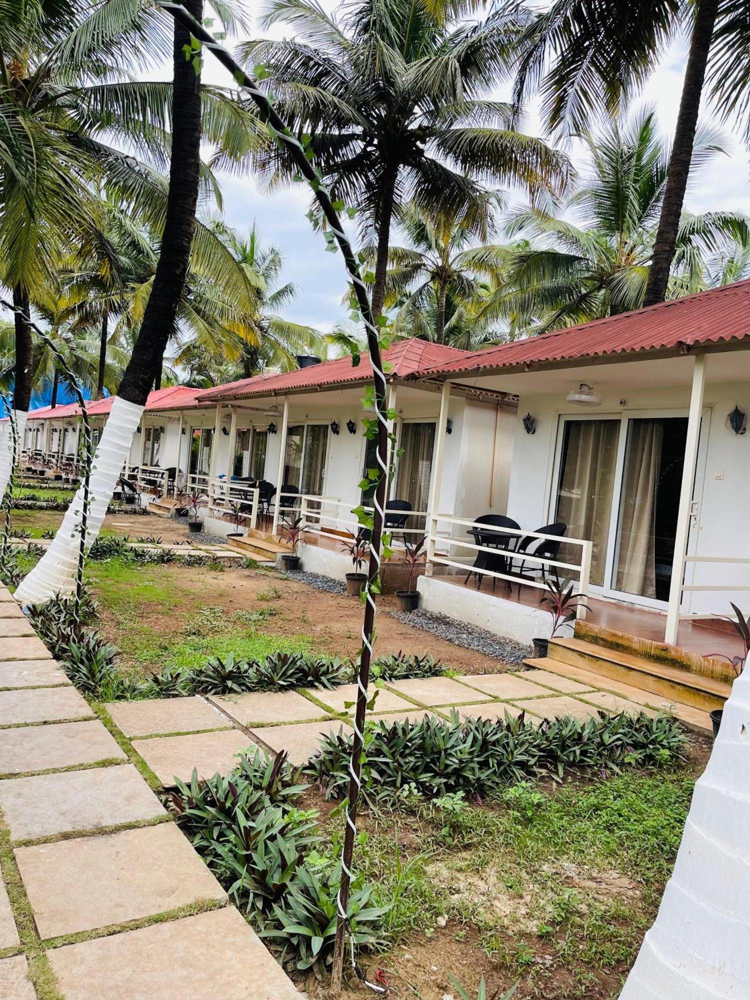 Arabian Sea Beach Resort Morjim Ngoại thất bức ảnh