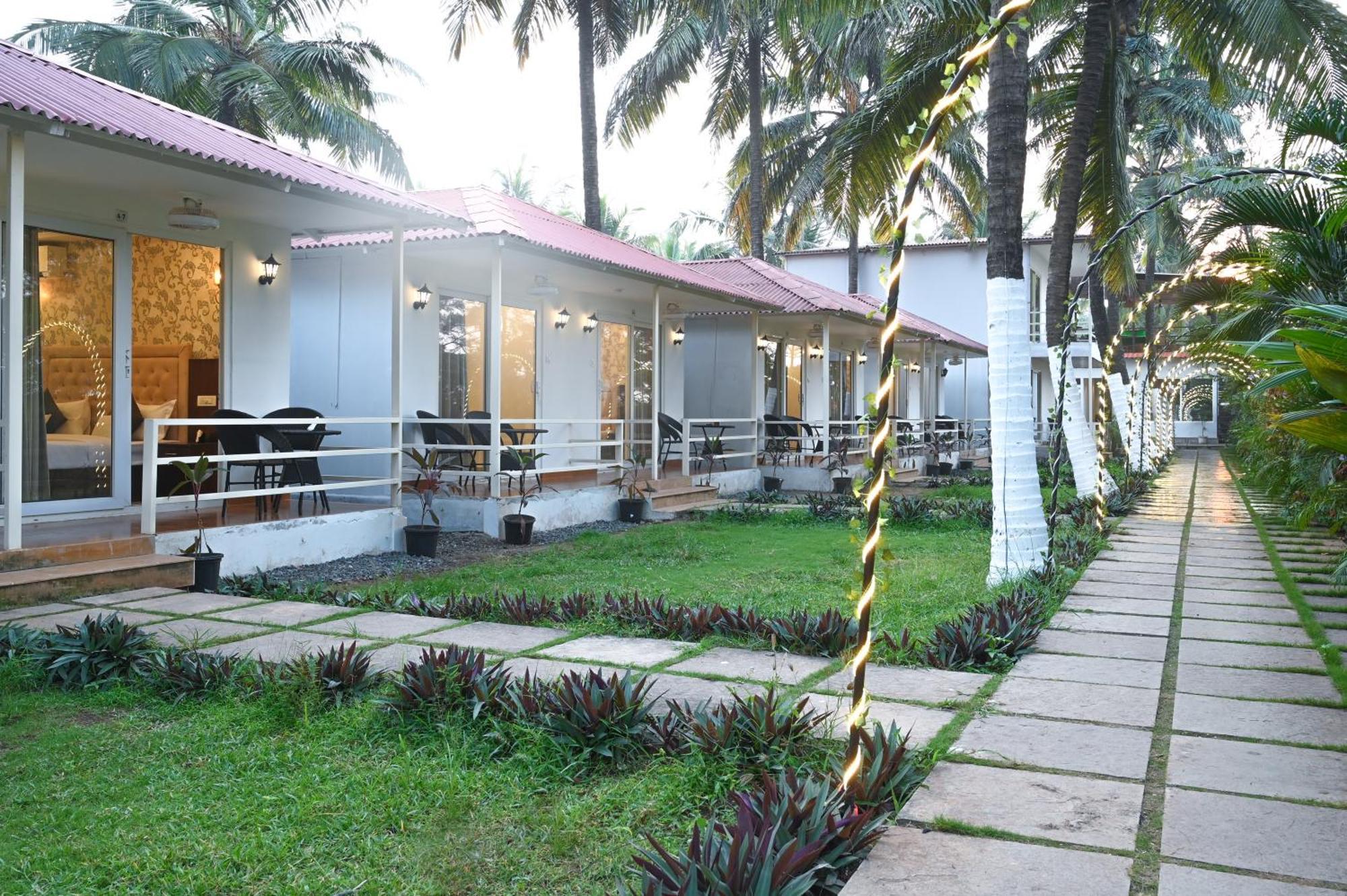 Arabian Sea Beach Resort Morjim Ngoại thất bức ảnh