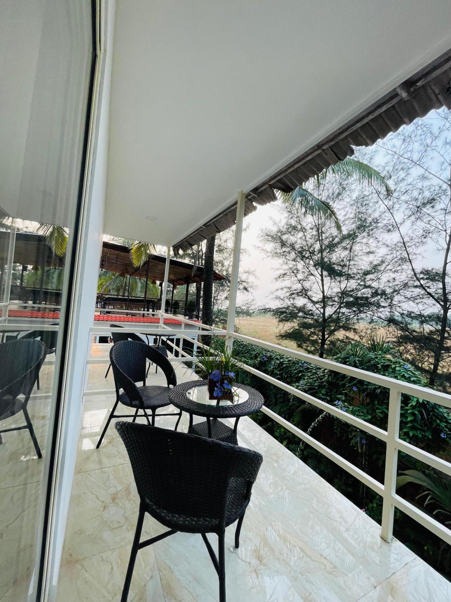 Arabian Sea Beach Resort Morjim Ngoại thất bức ảnh